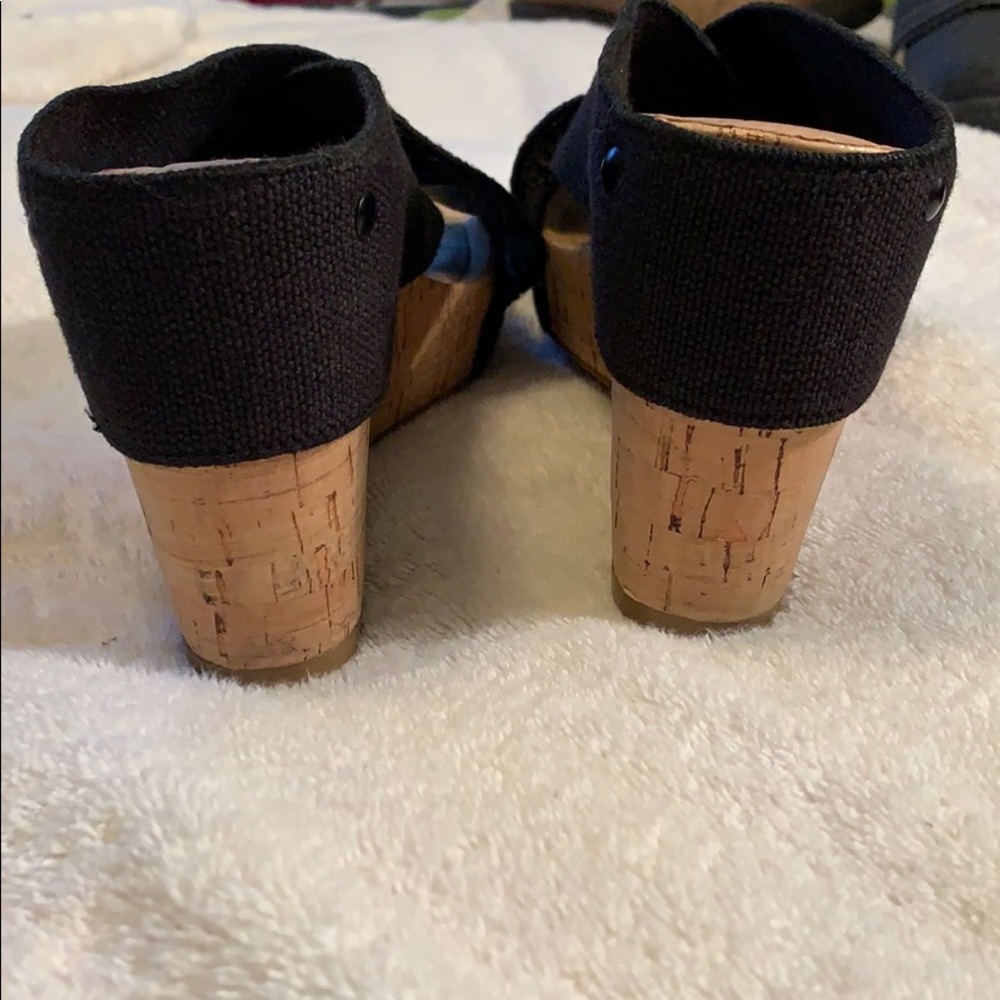 EUC Lucky Brand black stretchy straps/cork wedges - Picture 4 of 8